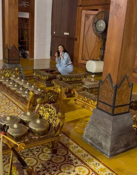 Setelah itu, Happy Asmara mengambil alat pemukul gamelan dari tempat khusus. 