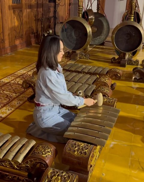 Tibalah saat Happy menunjukkan keahliannya bermain gamelan. 