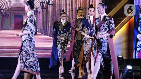 FOTO: Aksi Catwalk Istri Bupati Trenggalek Novita Hardini Peragakan Busana Karya Deden Siswanto