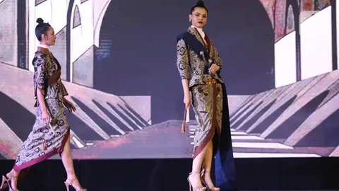 FOTO: Aksi Catwalk Istri Bupati Trenggalek Novita Hardini Peragakan Busana Karya Deden Siswanto