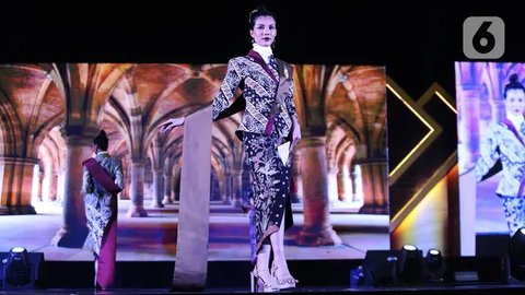 FOTO: Aksi Catwalk Istri Bupati Trenggalek Novita Hardini Peragakan Busana Karya Deden Siswanto