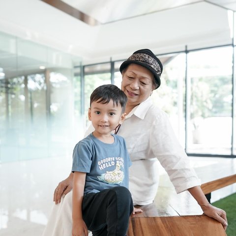 Unggah Foto Bareng Sang Buah Hati yang Baru Lahir, Andrew Andika Langsung Batasi Kolom Komentar