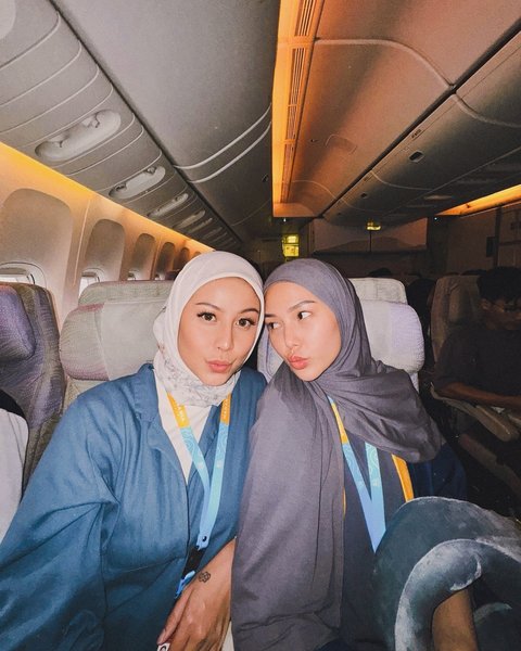 Awkarin Jalani Ibadah Umrah Pertama Kali, Kenakan Hijab- Auranya Bikin Adem