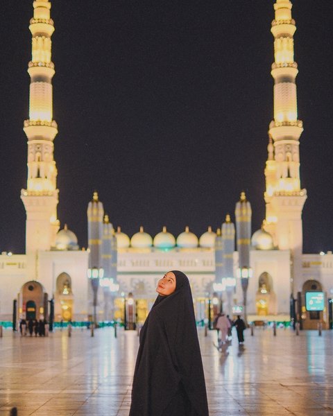 Awkarin Jalani Ibadah Umrah Pertama Kali, Kenakan Hijab- Auranya Bikin Adem