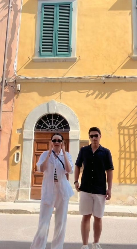 Foto-foto Mesra Beby Tsabina dan Rizki saat Honeymoon ke Italia, Romantis Banget Pakai Baju Couple