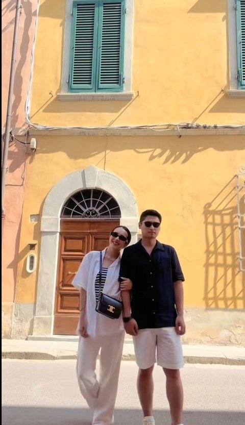 Foto-foto Mesra Beby Tsabina dan Rizki saat Honeymoon ke Italia, Romantis Banget Pakai Baju Couple