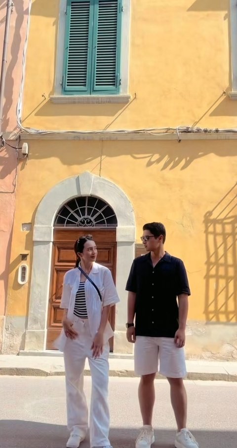 Foto-foto Mesra Beby Tsabina dan Rizki saat Honeymoon ke Italia, Romantis Banget Pakai Baju Couple