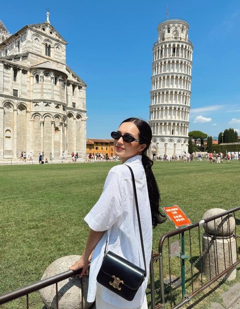 Foto-foto Mesra Beby Tsabina dan Rizki saat Honeymoon ke Italia, Romantis Banget Pakai Baju Couple