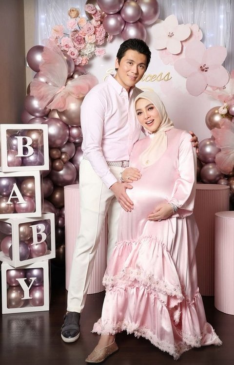 Baby Princess R yang Baru Lahir ke Dunia, Potret Anak Pertama Syahrini Akhirnya Ditunjukkan ke Publik