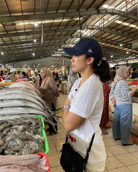 Potret Cantik dan Santai Ussy Sulistiawaty Saat Berbelanja di Pasar, Momen Makan Mie Ayam Jadi Sorotan