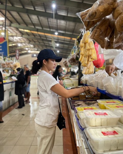 Potret Cantik dan Santai Ussy Sulistiawaty Saat Berbelanja di Pasar, Momen Makan Mie Ayam Jadi Sorotan