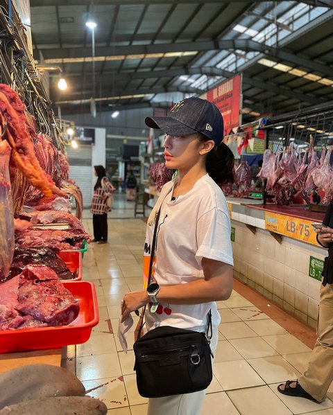 Potret Cantik dan Santai Ussy Sulistiawaty Saat Berbelanja di Pasar, Momen Makan Mie Ayam Jadi Sorotan