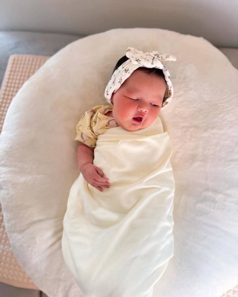 Miliki Paras Cantik Berwajah Bule, Ini Deretan Potret Baby Zeya Anak Tengku Dewi Putri dan Andrew Andika