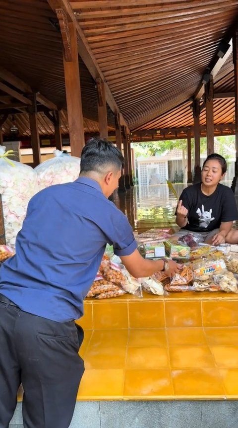 Deretan Potret Soimah Dapat 1 Box Kiriman Kerupuk Dari Happy Asmara, Responnya Diluar Dugaan