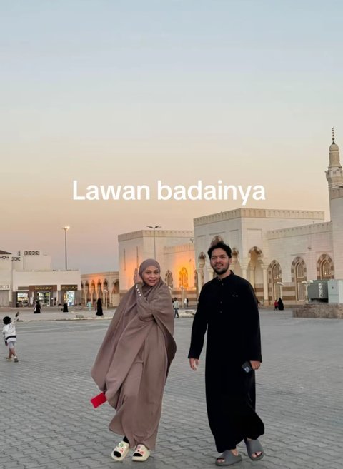 Unggah Foto Ketika Umrah Bersama Sang Istri