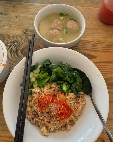 Bagikan Foto Mie Ayam Sekaligus Bakso Berkuah