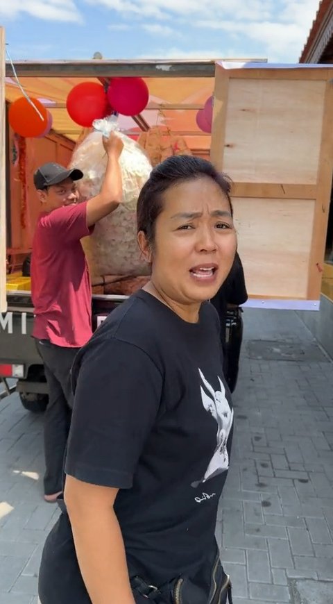 Potret Soimah Ngakak Banget Dapat Kiriman Kerupuk Satu Mobil Box dari Happy Asmara