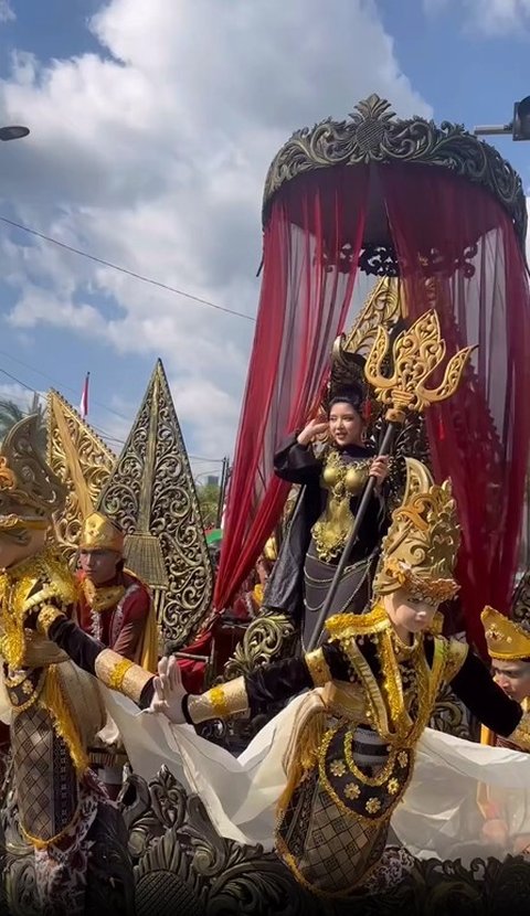 Ada Tiara Andini dan Aurel Hermansyah yang Tampil ,Mencolok di Jember Fashion Carnaval 2024