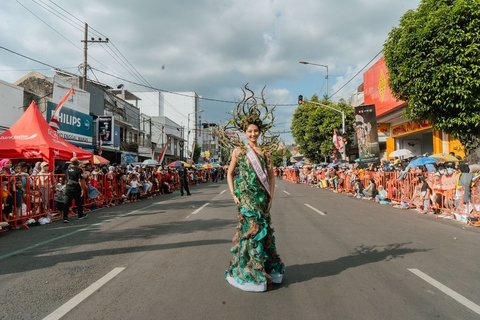 Ada Tiara Andini dan Aurel Hermansyah yang Tampil ,Mencolok di Jember Fashion Carnaval 2024