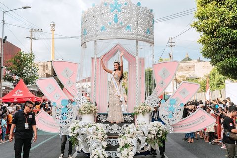 Miss Supranational 2024 asal Indonesia, Harashta Haifa Zahara tampil di sebuah sangkar mahkota.