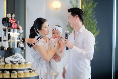 Potret Pembaptisan Baby Avery, Anak Valencia Tanoe, Beri Kejutan Ultah untuk Kevin Sanjaya