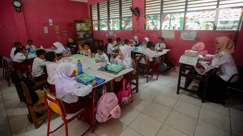 FOTO: Reaksi Murid SD Menikmati Makanan Bergizi Gratis Bersama Gibran