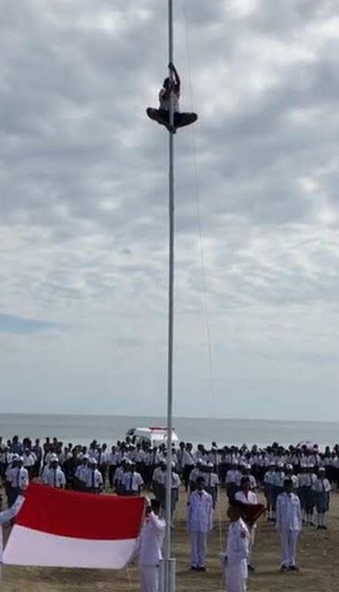 Fakta Joni Ande Kala, bocah yang viral karena panjat tiang bendera saat upacara peringkatan HUT RI ke-73 di Lapangan Mota Ain