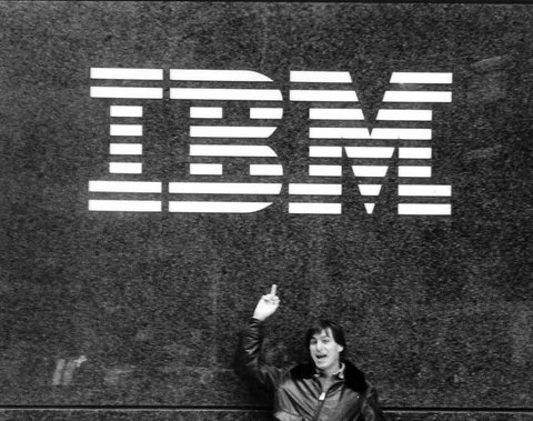 Jaket Coklat Steve Jobs yang Dipakai Berpose Acungkan Jari Tengah di Kantor IBM Dilelang, Harganya Rp 372 juta