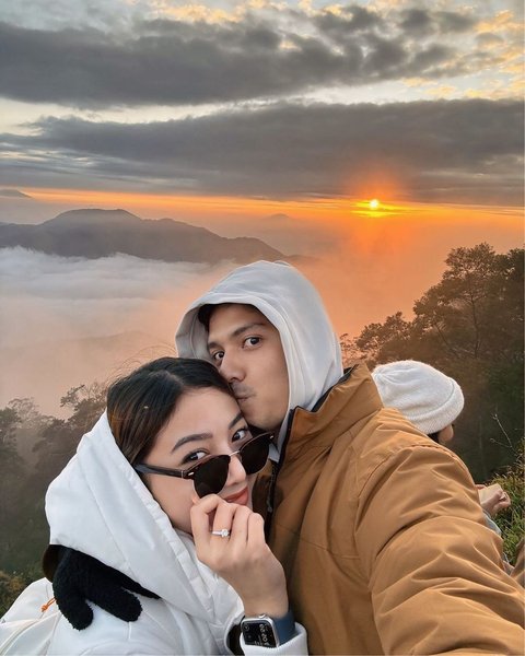 Menikmati Pemandangan Indah Bersama, Glenca Chysara dan Rendi Jhon Tetap Terlihat Cakep dan Glowing di Puncak Gunung Sikunir