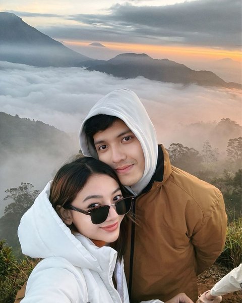 Menikmati Pemandangan Indah Bersama, Glenca Chysara dan Rendi Jhon Tetap Terlihat Cakep dan Glowing di Puncak Gunung Sikunir