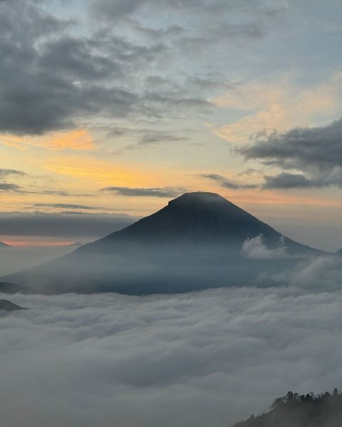 Menikmati Pemandangan Indah Bersama, Glenca Chysara dan Rendi Jhon Tetap Terlihat Cakep dan Glowing di Puncak Gunung Sikunir