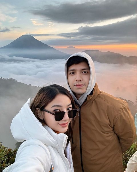 Menikmati Pemandangan Indah Bersama, Glenca Chysara dan Rendi Jhon Tetap Terlihat Cakep dan Glowing di Puncak Gunung Sikunir