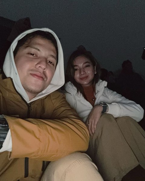 Menikmati Pemandangan Indah Bersama, Glenca Chysara dan Rendi Jhon Tetap Terlihat Cakep dan Glowing di Puncak Gunung Sikunir