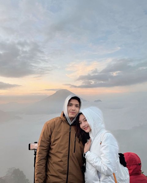 Menikmati Pemandangan Indah Bersama, Glenca Chysara dan Rendi Jhon Tetap Terlihat Cakep dan Glowing di Puncak Gunung Sikunir