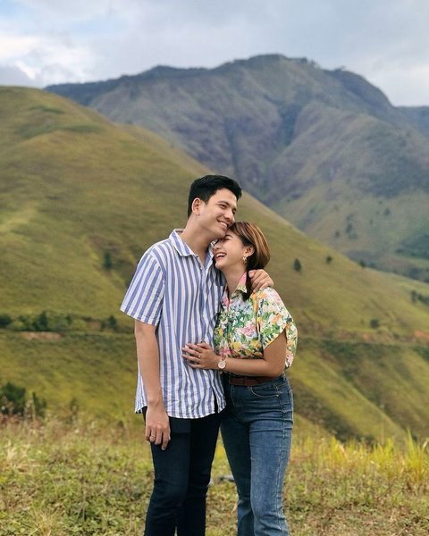 Menikmati Pemandangan Indah Bersama, Glenca Chysara dan Rendi Jhon Tetap Terlihat Cakep dan Glowing di Puncak Gunung Sikunir