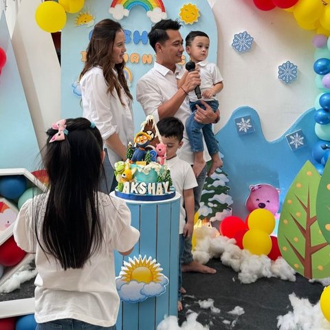 Potret Ganteng Akshay Anak Bungsu Eza Gionino di Momen Ultah ke-2, Netizen 'Keluarga Good Looking'