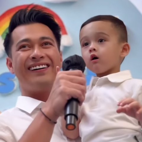 Potret Ganteng Akshay Anak Bungsu Eza Gionino di Momen Ultah ke-2, Netizen 'Keluarga Good Looking'