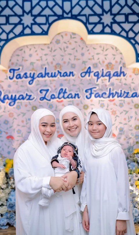 Foto-foto Acara Aqiqah Anak Kedua Syifa Adik Ayu Ting Ting, Semua Kompak dalam Balutan Busana Putih