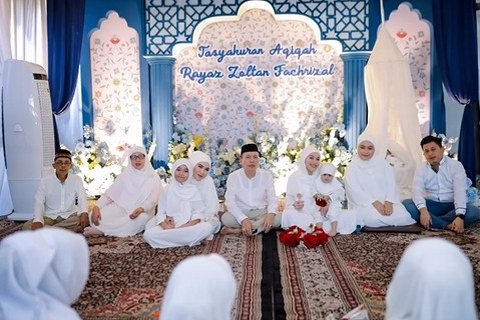 Foto-foto Acara Aqiqah Anak Kedua Syifa Adik Ayu Ting Ting, Semua Kompak dalam Balutan Busana Putih