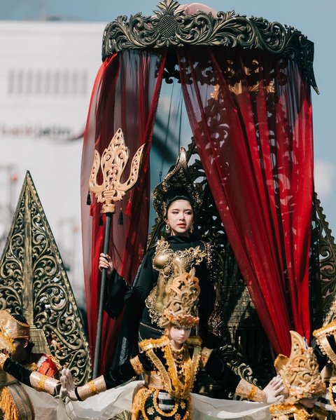 Cantik Bak Ratu, ini Deretan Foto Tiara Andini yang Tampil di Jember Fashion Carnaval 2024