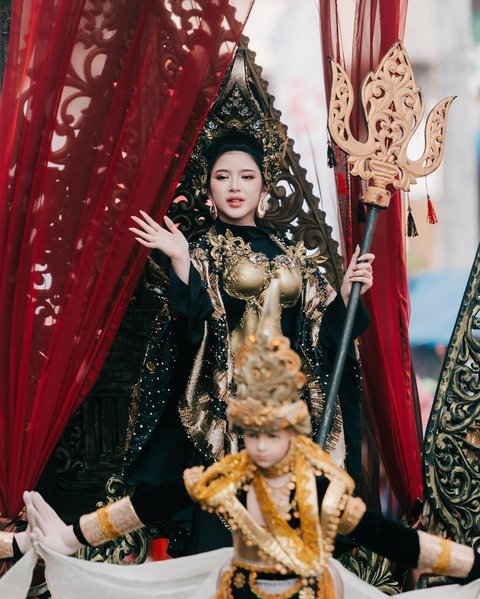 Cantik Bak Ratu, ini Deretan Foto Tiara Andini yang Tampil di Jember Fashion Carnaval 2024