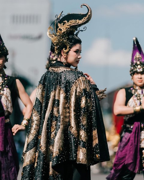 Cantik Bak Ratu, ini Deretan Foto Tiara Andini yang Tampil di Jember Fashion Carnaval 2024