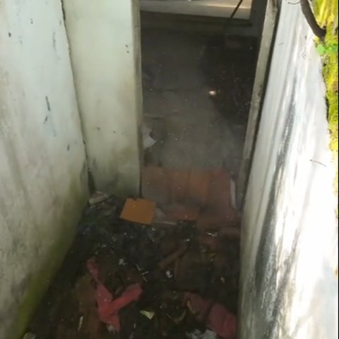Pria Ini Temukan Rumah Terbengkalai di Tepi Jalanan, Penampakannya Bikin Ngeri
