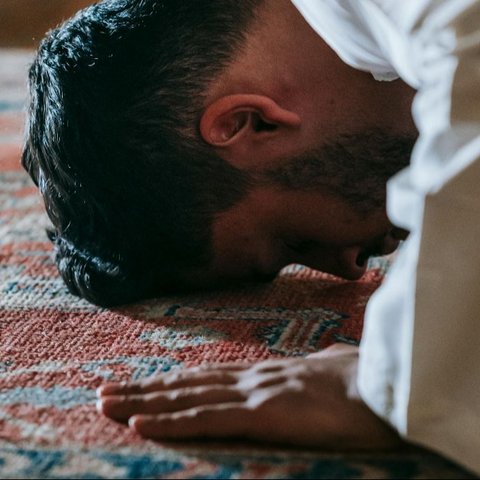 5 Cara Menghindari Sifat Tamak dalam Islam, Lengkap Beserta Ciri-ciri dan Dampaknya