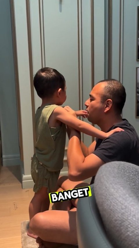 Momen Kocak Raffi Ahmad Pakai Baju Rayyanza Terbalik, Netizen Salfok Kebotakan, Sarankan Tanam Rambut