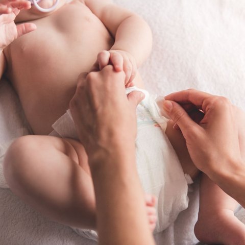 Sebaiknya Berapa Jam Sekali Bayi Ganti Popok? Telat Ganti Bisa Picu Infeksi Saluran Kencing