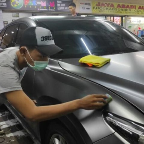 Istilah yang digunakan adalah "coating stiker mobil".