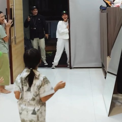 Momen Chelsea Olivia dan Glenn Alinskie Disambut Kedua Anaknya di Rumah Setelah Pulang dari Jepang
