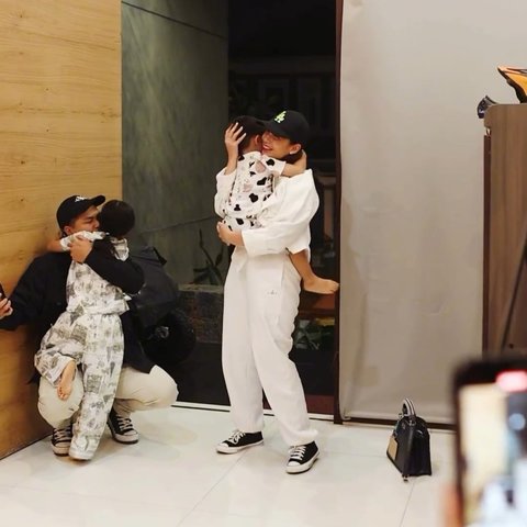 Momen Chelsea Olivia dan Glenn Alinskie Disambut Kedua Anaknya di Rumah Setelah Pulang dari Jepang