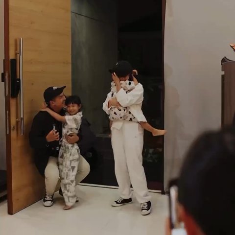 Momen Chelsea Olivia dan Glenn Alinskie Disambut Kedua Anaknya di Rumah Setelah Pulang dari Jepang